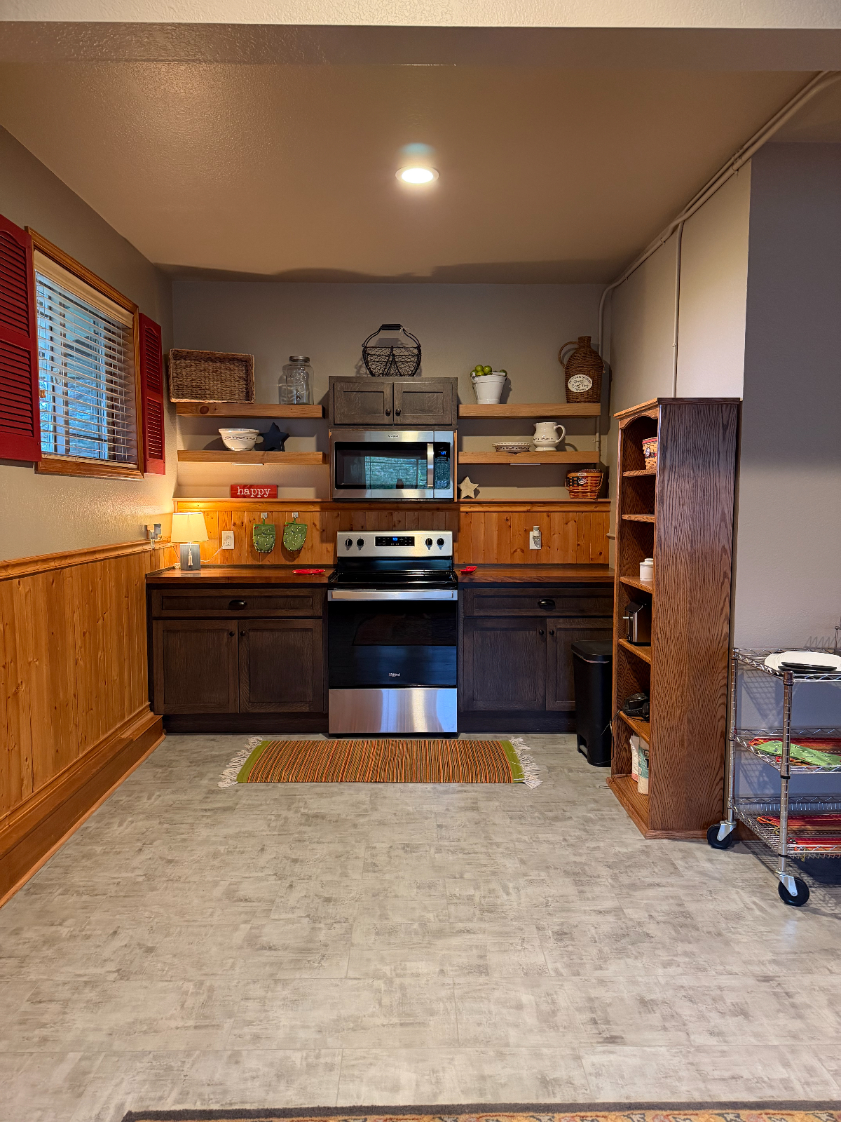 Beautiful two bedroom with full kitchen, 1 bath, laundry and living areas on bottom floor of a single-family home. - Photo 4