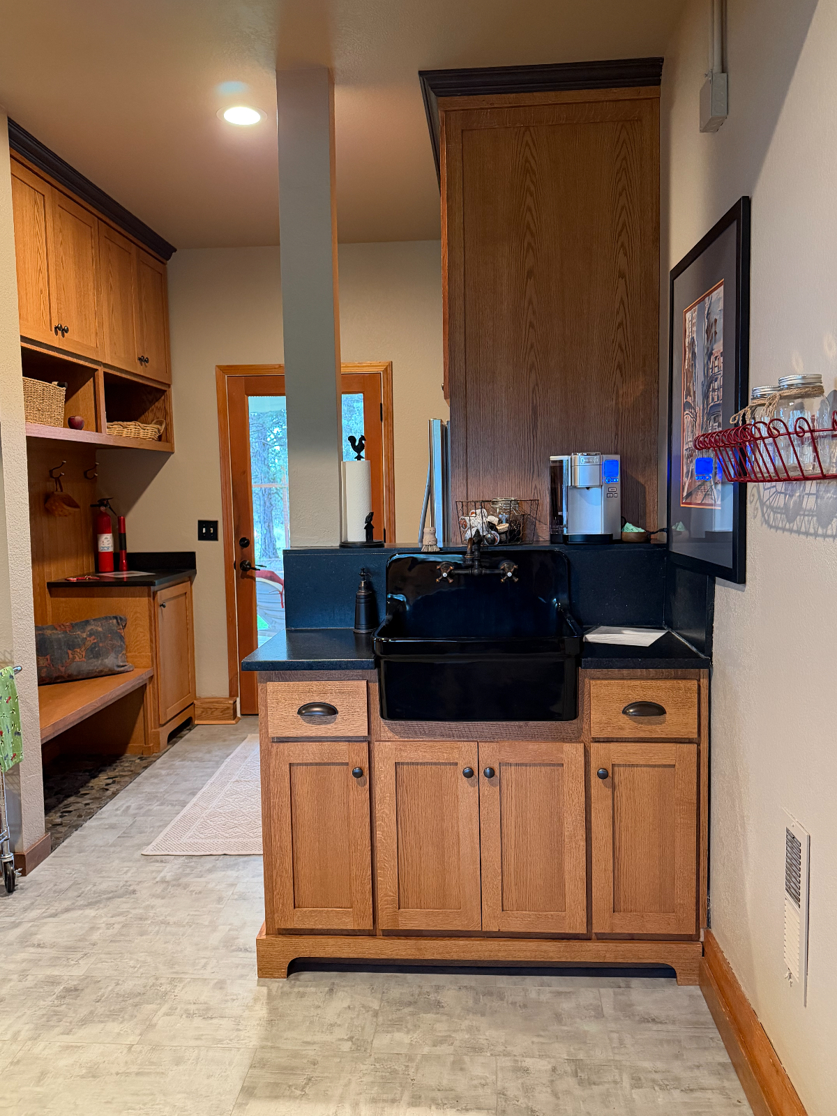 Beautiful two bedroom with full kitchen, 1 bath, laundry and living areas on bottom floor of a single-family home. - Photo 5