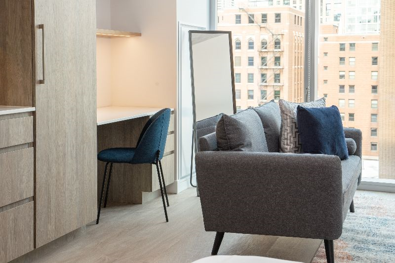 Kasa River North Chicago - StudioQueen Living Room
