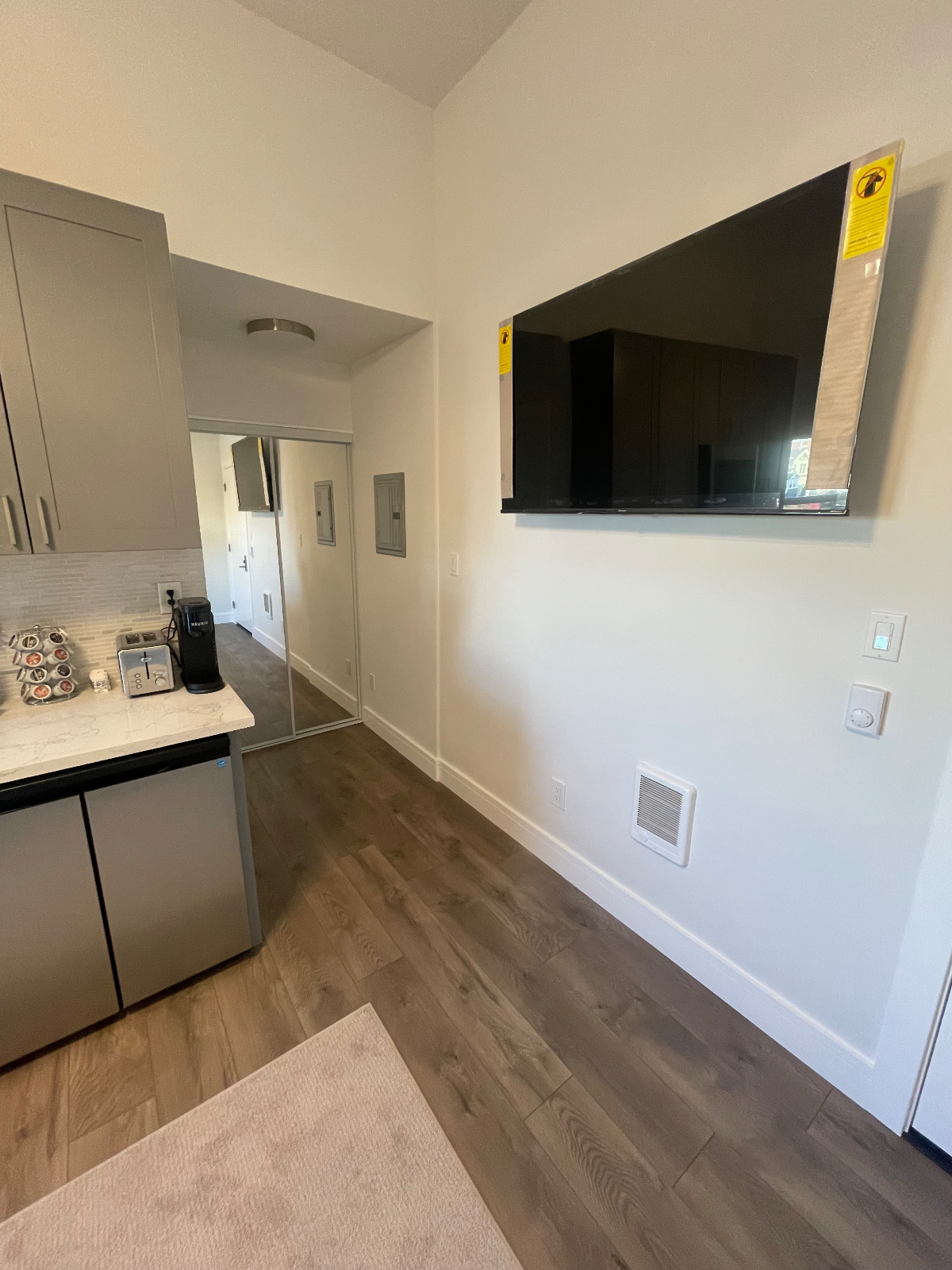 Quiet Furnished Studio Near Hospitals - Photo 5