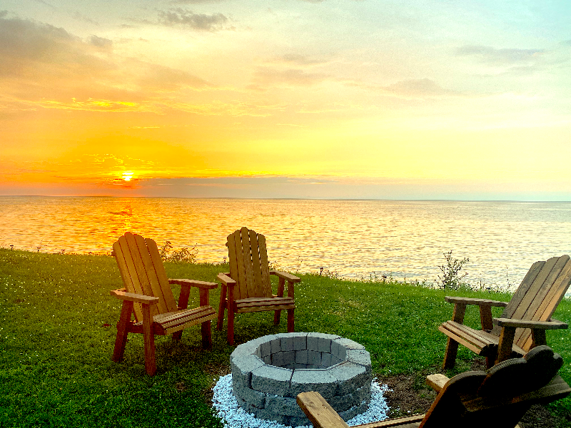 Cottage like 5 BR, 3 Bath Farmhouse on Lake Ontario near Niagara Falls - Photo 3