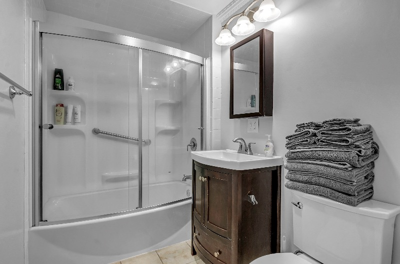 Cottage like 5 BR, 3 Bath Farmhouse on Lake Ontario near Niagara Falls - Photo 6