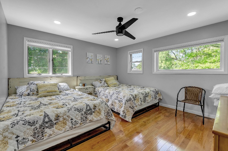 Cottage like 5 BR, 3 Bath Farmhouse on Lake Ontario near Niagara Falls - Photo 11