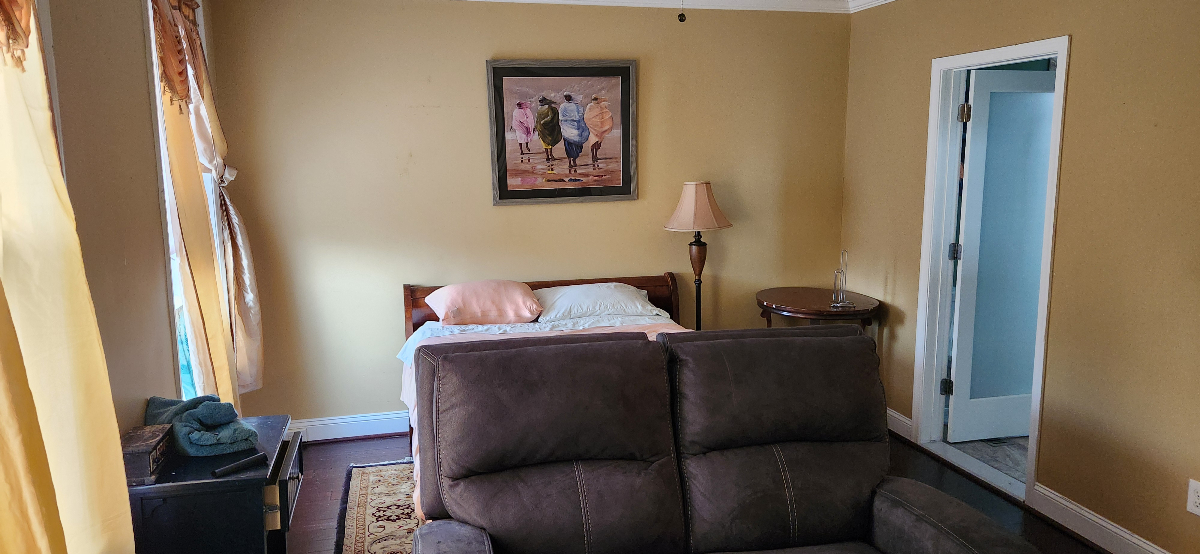 Large Sunny Room with Beautiful private bath and small appliances in Washington DC, on major bus lin - Photo 2