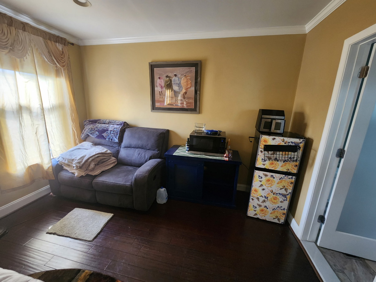 Large Sunny Room with Beautiful private bath and small appliances in Washington DC, on major bus lin - Photo 7