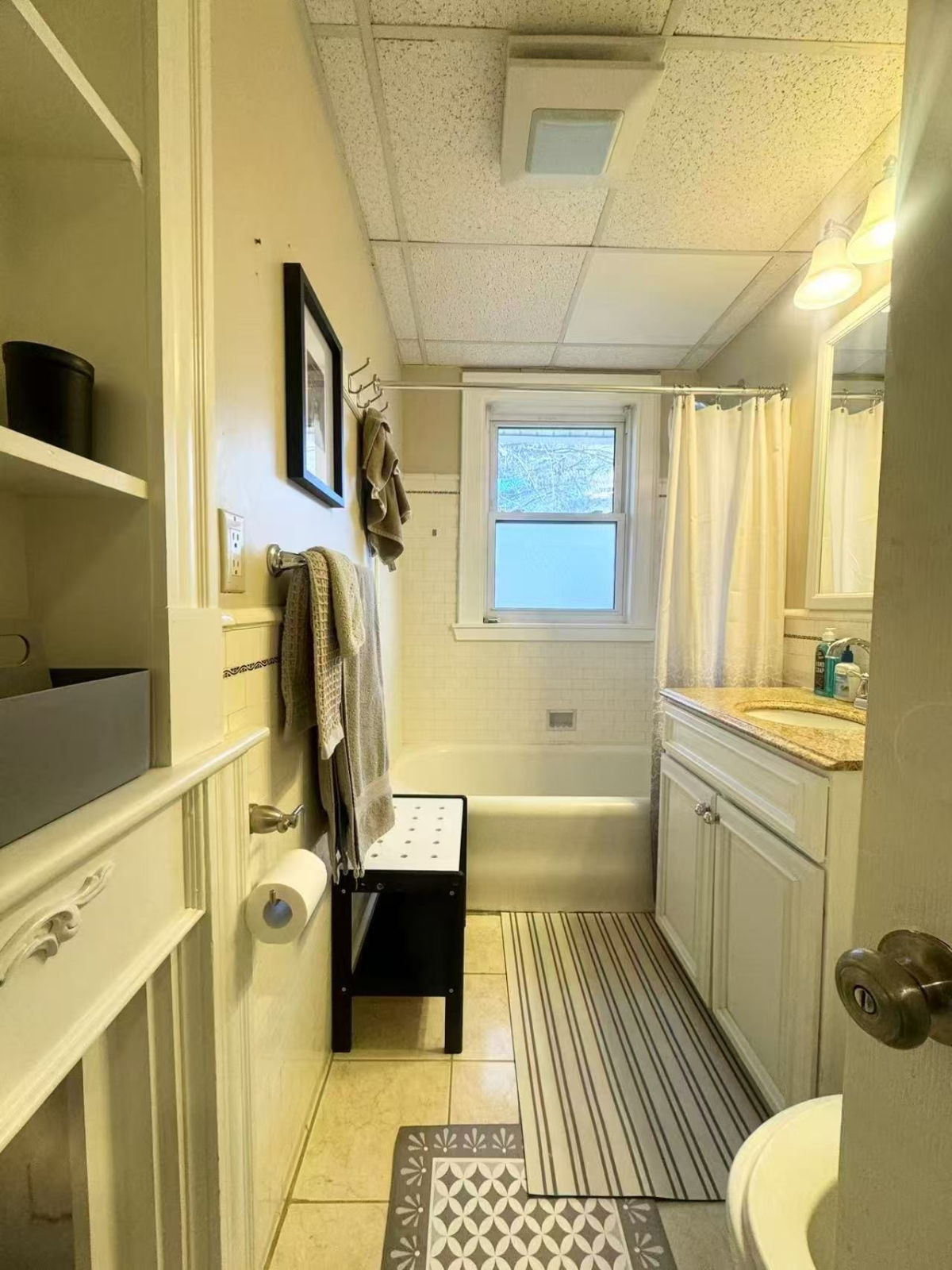1 Bedroom Private Bathroom & Private Front and Back Entry - Photo 4