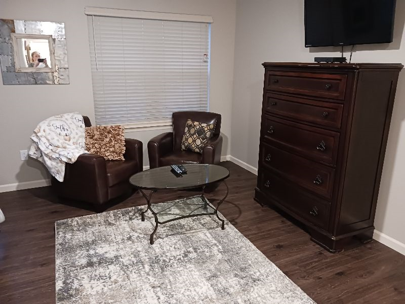 Spacious Studio Apartment in a Luxury Apartment Building - Photo 1