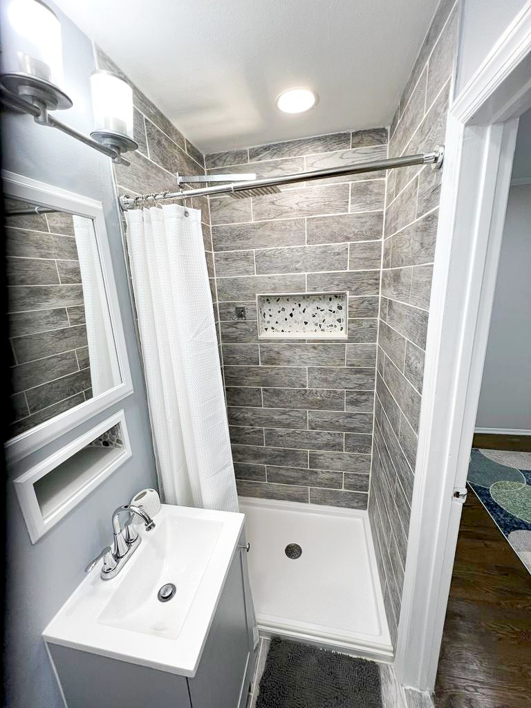 Furnished 3BR/2BA Home Near Mercy, NUMC & NYU Langone | Parking - Photo 10