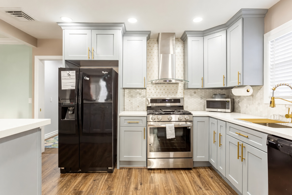 Furnished 3BR/2BA Home Near Mercy, NUMC & NYU Langone | Parking - Photo 2