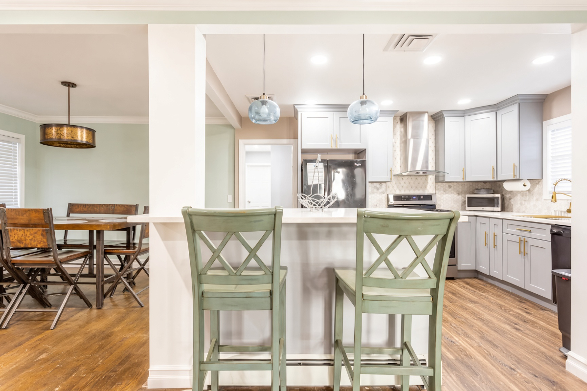 Furnished 3BR/2BA Home Near Mercy, NUMC & NYU Langone | Parking - Photo 4