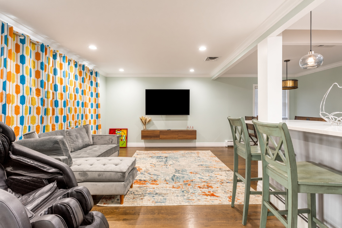 Furnished 3BR/2BA Home Near Mercy, NUMC & NYU Langone | Parking - Photo 1