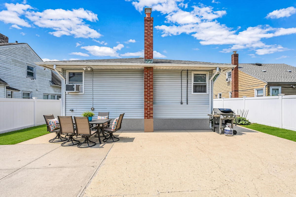 Furnished 3BR/2BA Home Near Mercy, NUMC & NYU Langone | Parking - Photo 11
