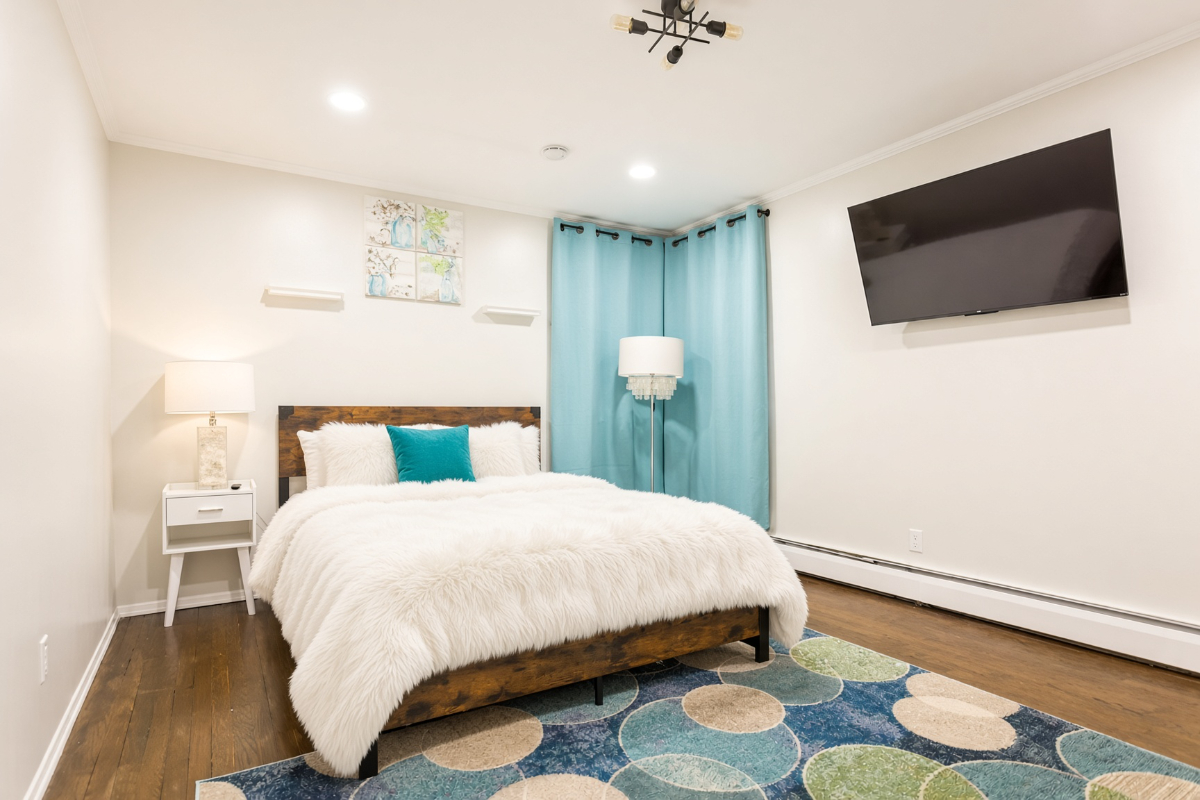 Furnished 3BR/2BA Home Near Mercy, NUMC & NYU Langone | Parking - Photo 7