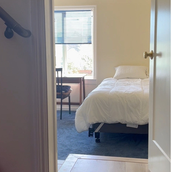 Large private room with small bathroom, single twin bed, kitchen privileges, washer and dryer on site TV with Netflix, HBO, Netflicks,... - Photo 3