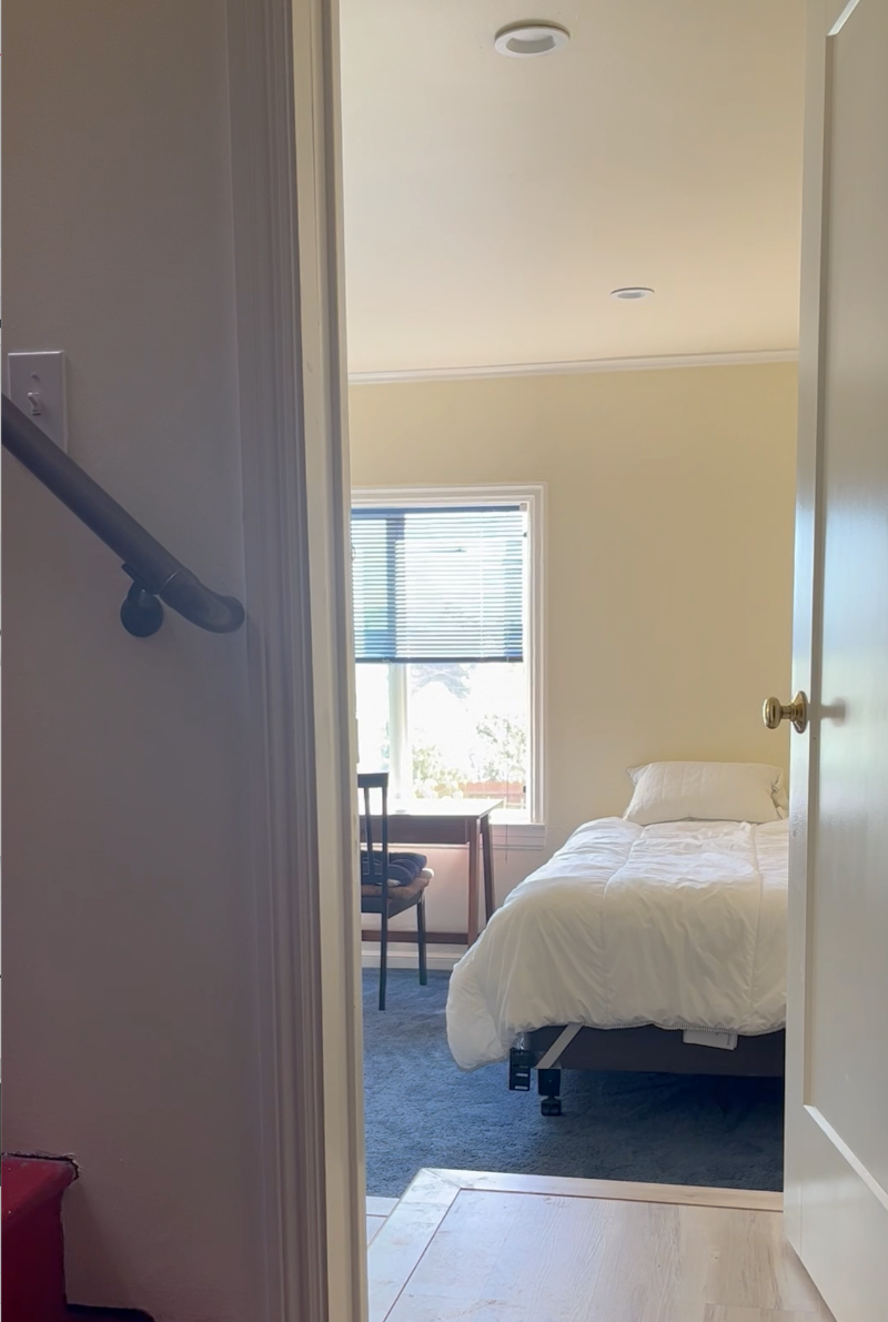 Large private room with small bathroom, single twin bed, kitchen privileges, washer and dryer on site TV with Netflix, HBO, Netflicks,... - Photo 4