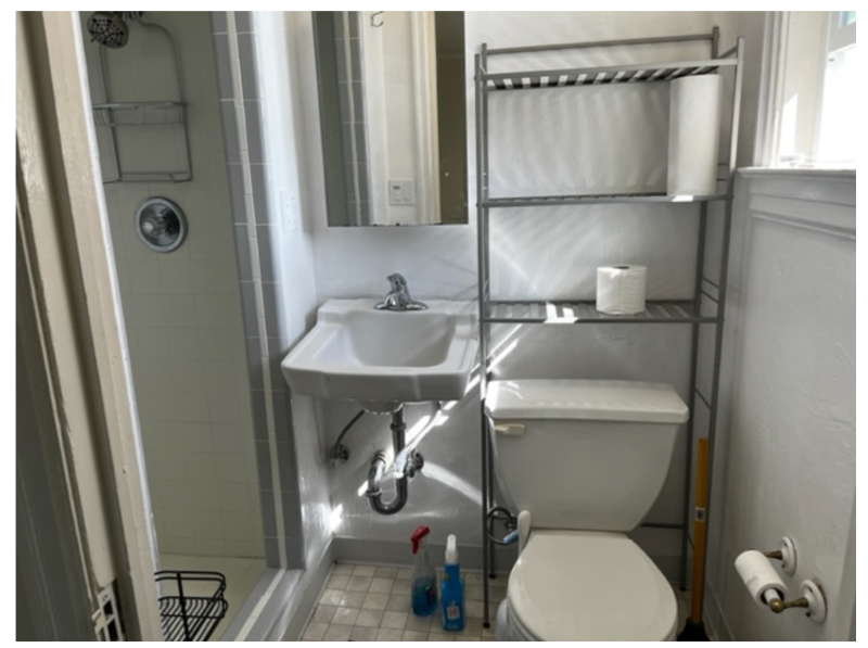 Large private room with small bathroom, single twin bed, kitchen privileges, washer and dryer on site TV with Netflix, HBO, Netflicks,... - Photo 5