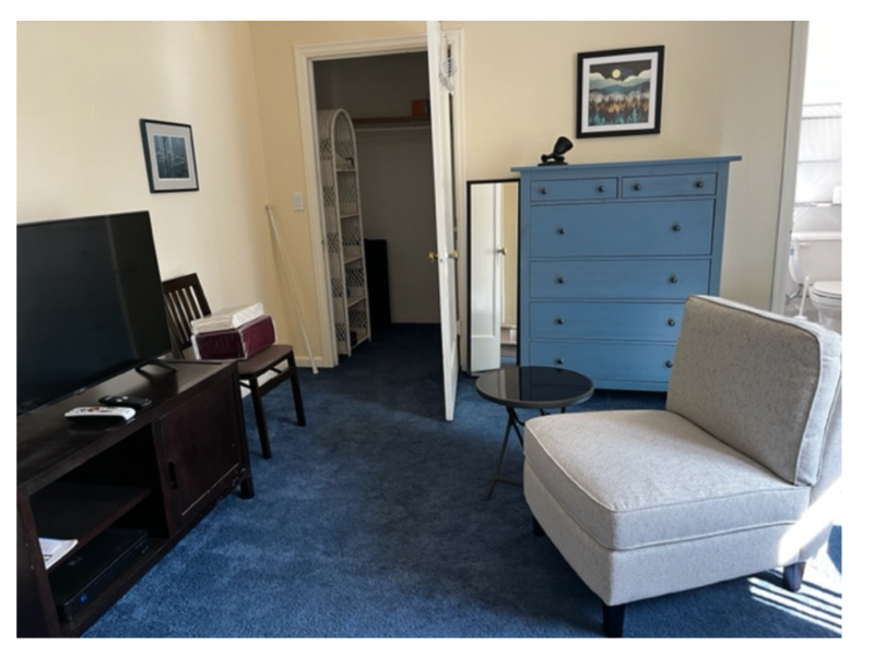 Large private room with small bathroom, single twin bed, kitchen privileges, washer and dryer on site TV with Netflix, HBO, Netflicks,... - Photo 1