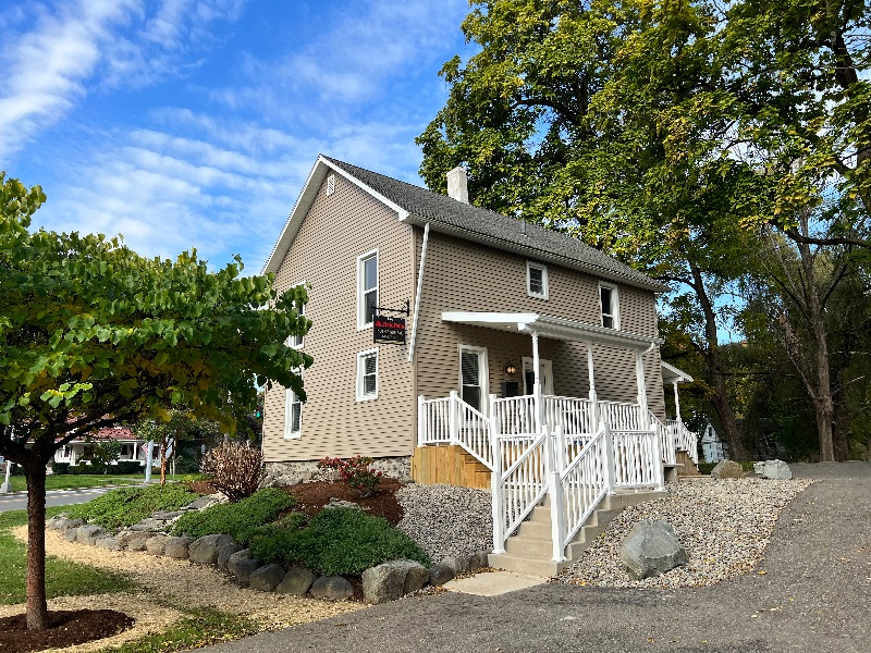 Beautiful retreat by the river - Photo 1