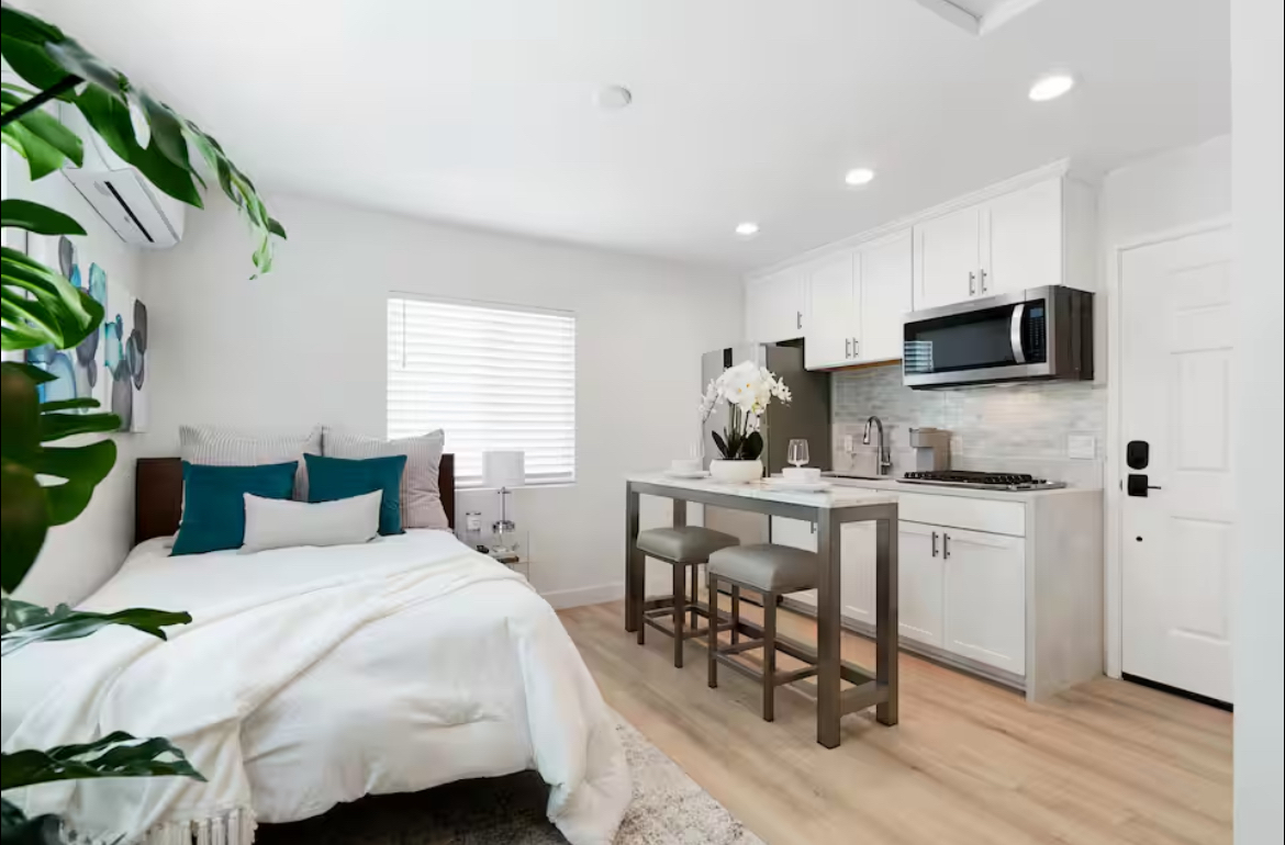 Gorgeous and Serene Studio With Private Parking - Photo 1