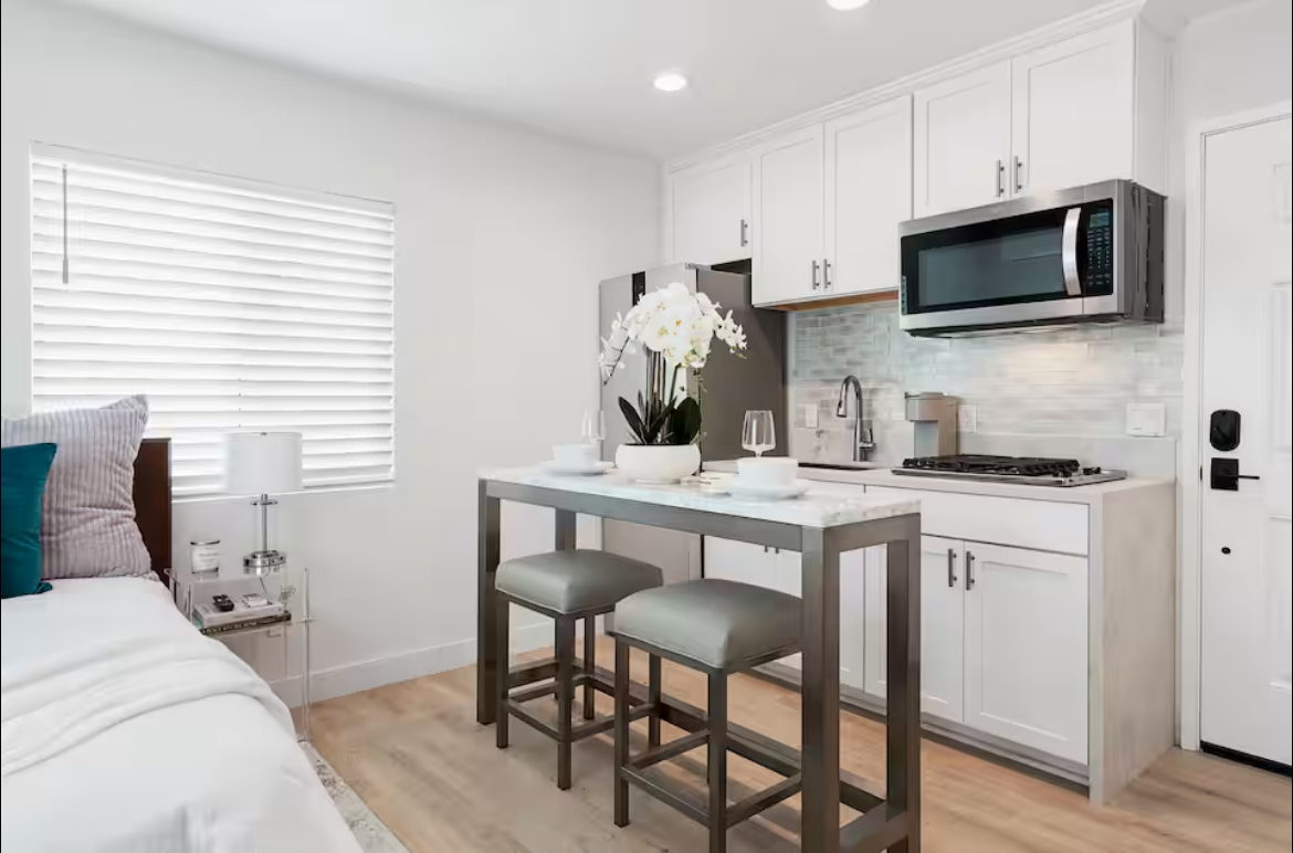 Gorgeous and Serene Studio With Private Parking - Photo 2