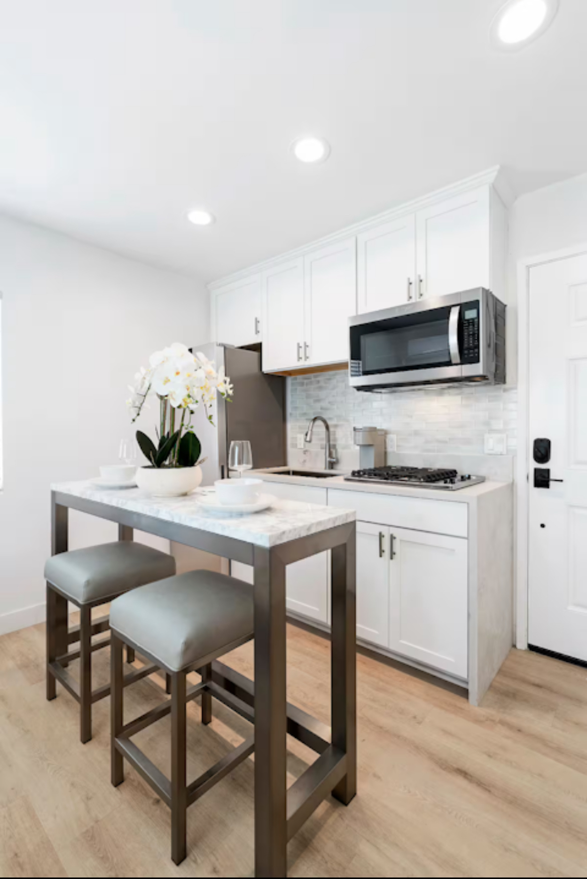 Gorgeous and Serene Studio With Private Parking - Photo 9