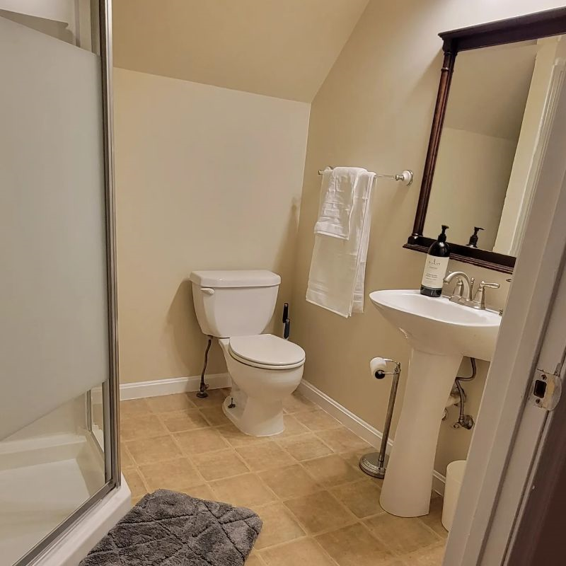 Private above garage studio apartment - Photo 2
