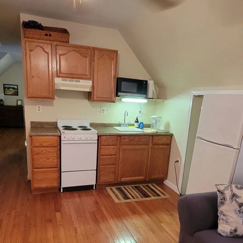 Private above garage studio apartment - Photo 6