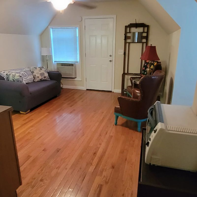Private above garage studio apartment - Photo 9