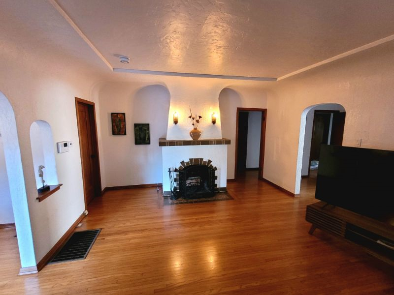 Cool 1920s Spanish House - Photo 4