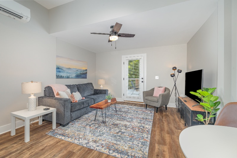 Stylish Condo, Top Floor, Private Deck (Unit 511)