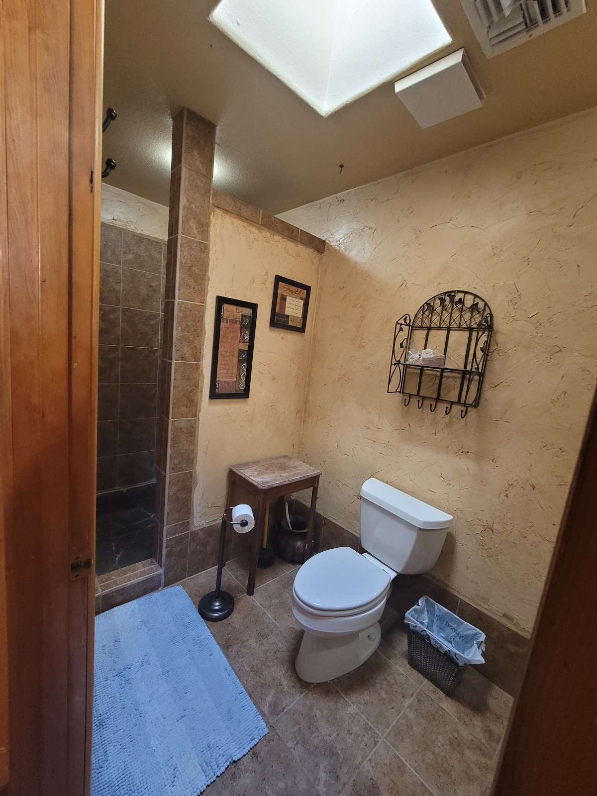Country Suite with View. Convenient Location comute to Redmond or Bend. - Photo 2