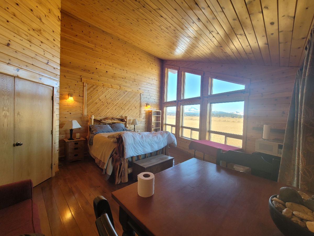 Country Suite with View. Convenient Location comute to Redmond or Bend. - Photo 1