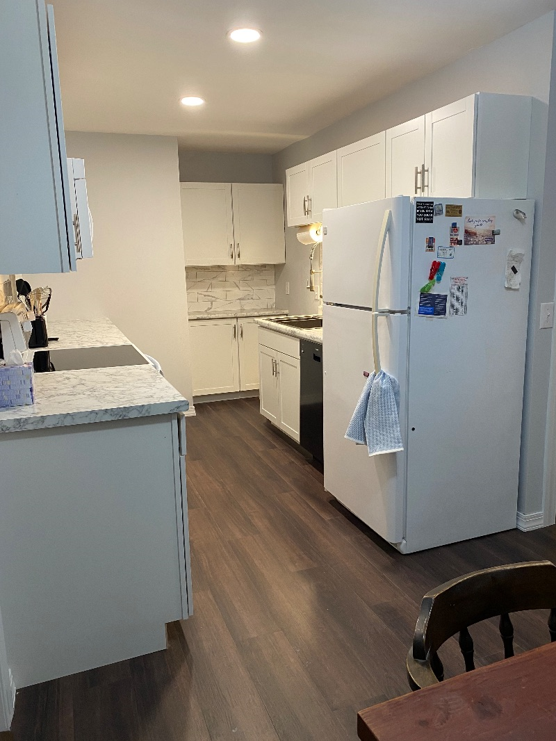 Cozy house near hospital, free off street parking, large deck - Photo 6