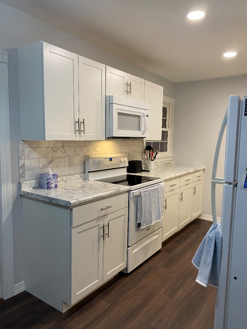 Cozy house near hospital, free off street parking, large deck - Photo 7