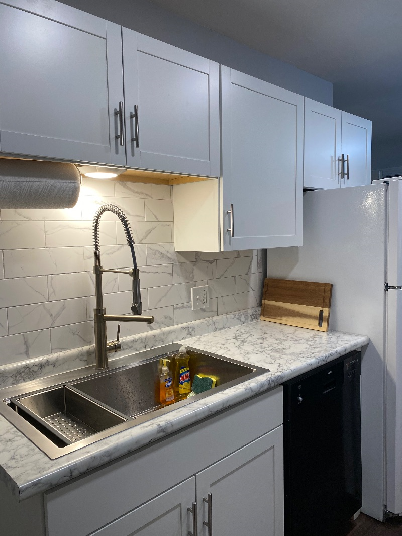 Cozy house near hospital, free off street parking, large deck - Photo 8