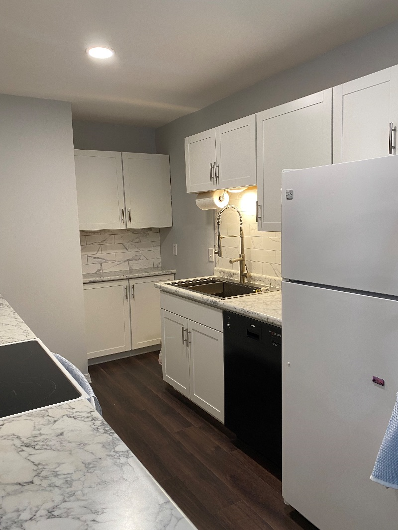 Cozy house near hospital, free off street parking, large deck - Photo 9