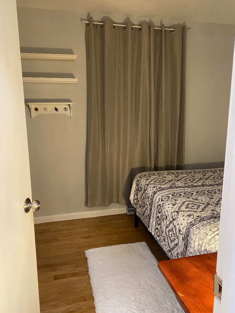 Cozy house near hospital, free off street parking, large deck - Photo 2