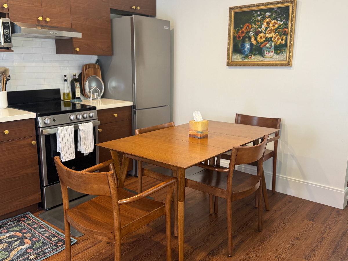 Renovated downtown 2Bed/1Bath Apartment, walking distance to UVMMC, pet friendly, free parking - Photo 2