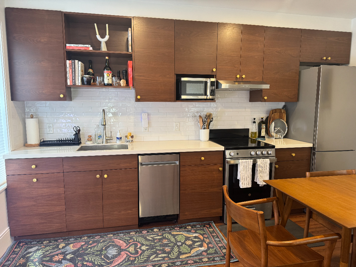 Renovated downtown 2Bed/1Bath Apartment, walking distance to UVMMC, pet friendly, free parking - Photo 3