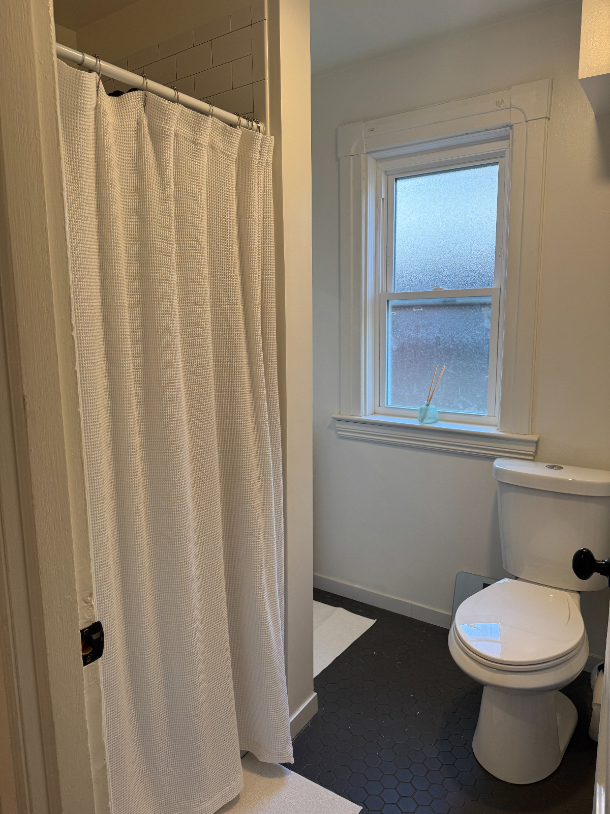 Renovated downtown 2Bed/1Bath Apartment, walking distance to UVMMC, pet friendly, free parking - Photo 10