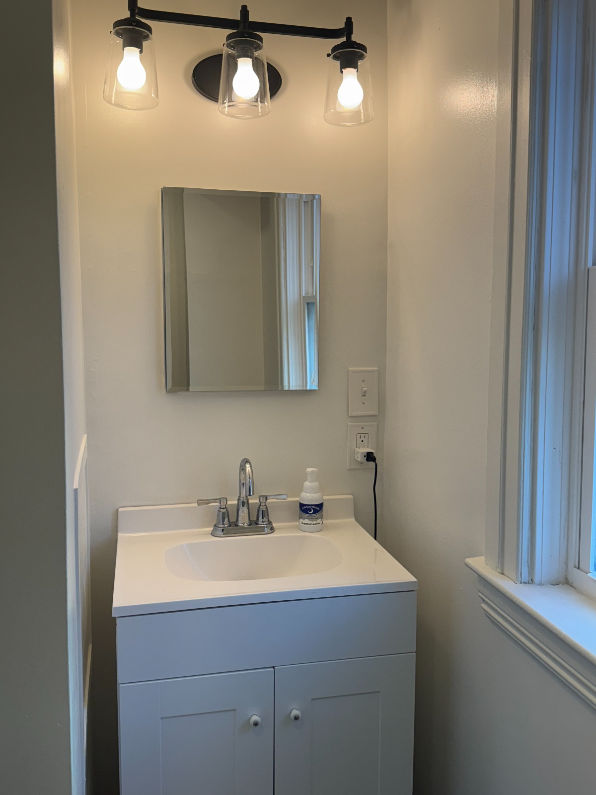 Renovated downtown 2Bed/1Bath Apartment, walking distance to UVMMC, pet friendly, free parking - Photo 11