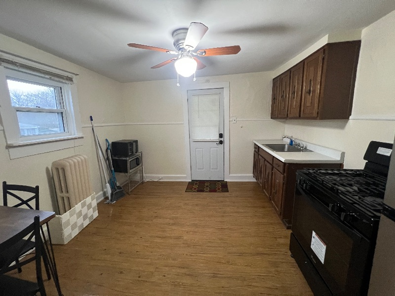 Lovely 1 Bedroom Apt w/ Full Kitchen unit 4