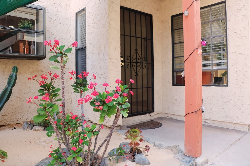 2 bed/2 bath updated condo in ideal location with garage converted into movie theater - Photo 2