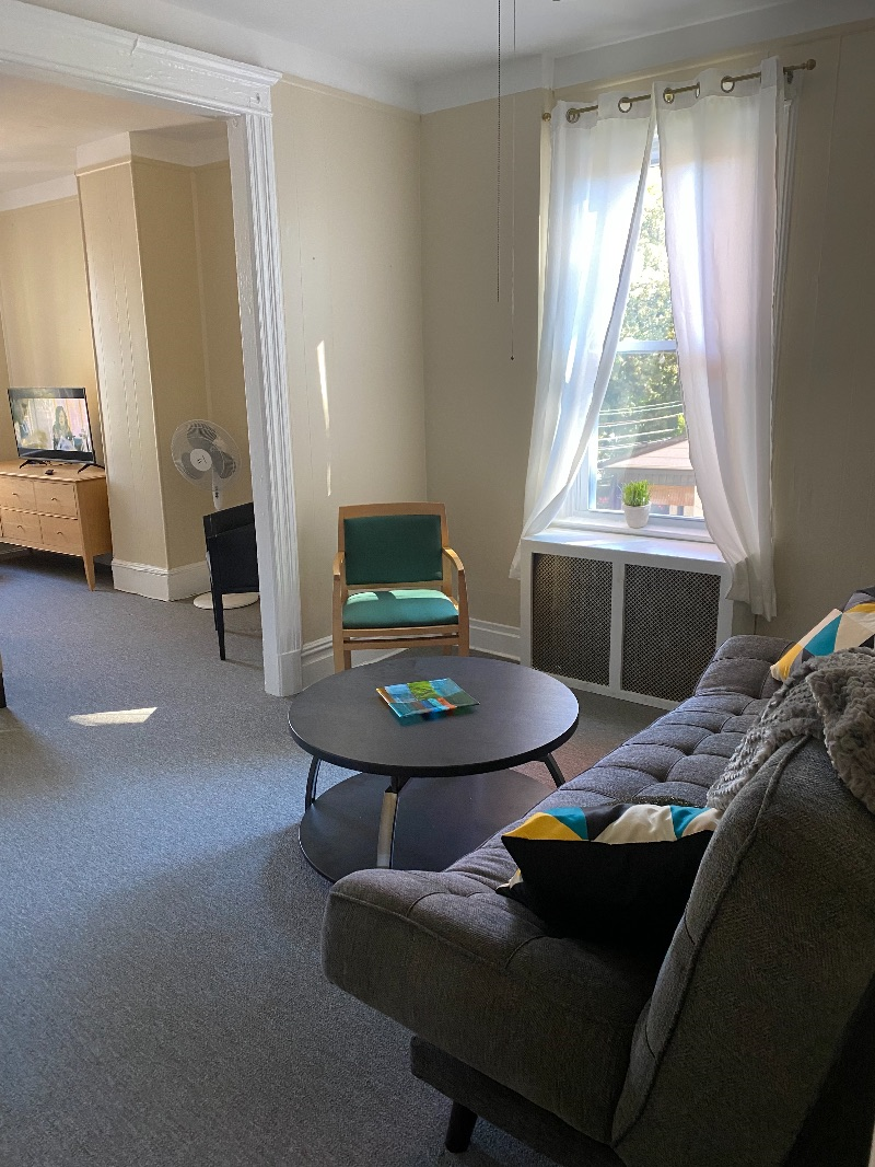 Cozy Two BD apartment. Less than 6 months. - Photo 3