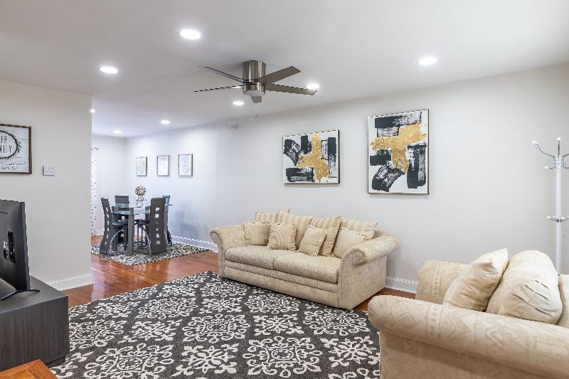 Amazing 3 bedrooms/2 bathrooms house less than 2 miles from hospitals - Photo 2