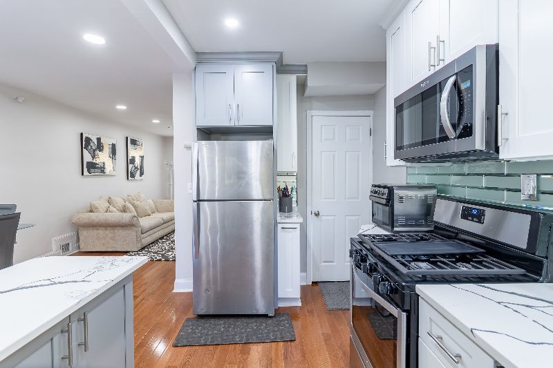 Amazing 3 bedrooms/2 bathrooms house less than 2 miles from hospitals - Photo 4