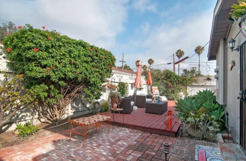 PB Bungalow - Photo 1