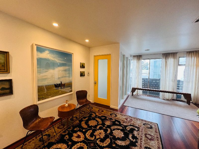 Spacious Silver Lake Upper Unit Studio Apartment - Photo 2