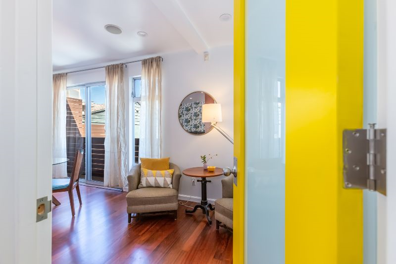 Spacious Silver Lake Upper Unit Studio Apartment - Photo 3