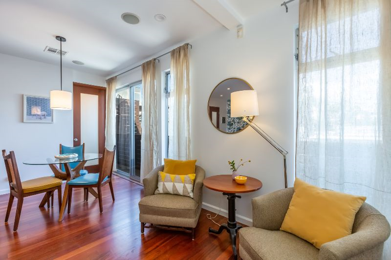 Spacious Silver Lake Upper Unit Studio Apartment - Photo 4